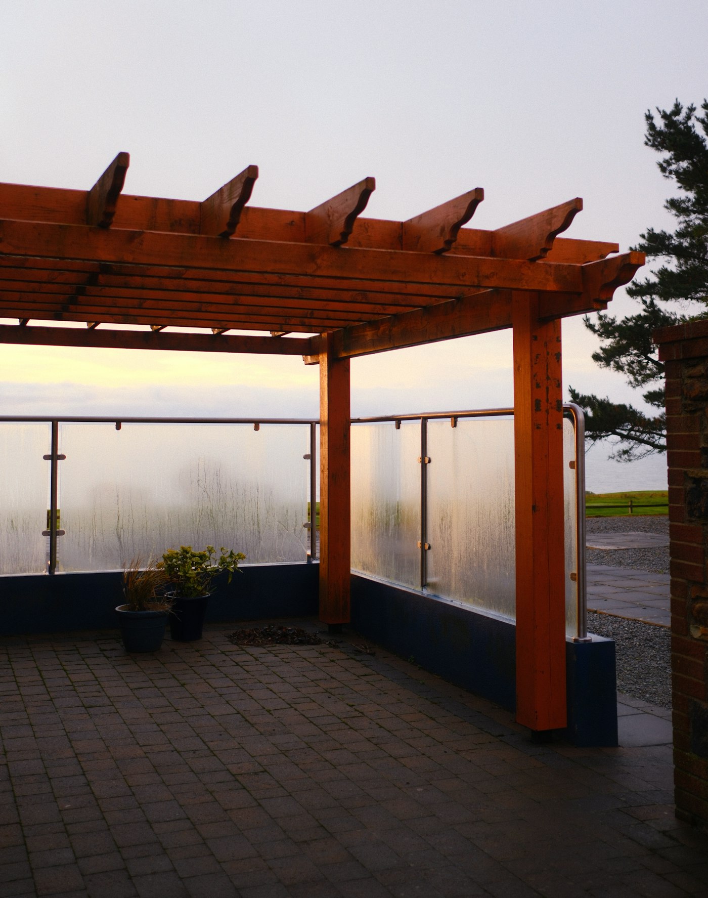 Überdachte Terrasse mit Sonnenschutz in der Abendsonne